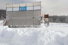 積雪で埋もれてしまっている彩凛華の主会場（５日午前９時３５分ごろ、十勝が丘公園ハナック広場）