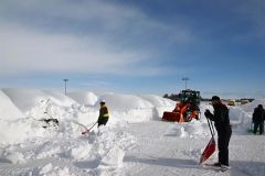 雪に埋もれた車を掘り出す作業員（５日午前１０時ごろ、とかち帯広空港の臨時駐車場で。須貝拓也撮影）