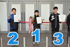 優勝した黒坂宏斗（中央）ら男子総合の上位入賞者
