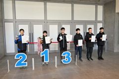 優勝した黒坂宏斗（左から２人目）ら男子総合の上位入賞者