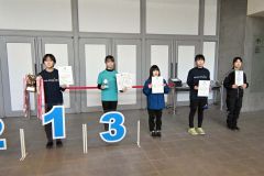 優勝した石川優和（左）ら女子総合の上位入賞者