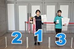 優勝した石川優和（左）ら女子総合の上位入賞者