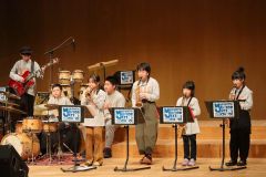 幕開けを飾ったまくべつジュニアジャズスクールの演奏