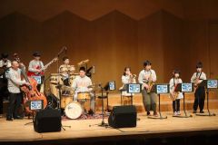幕開けを飾ったまくべつジュニアジャズスクールの演奏