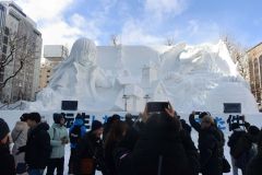 ４日に開幕したさっぽろ雪まつり。大通４丁目の大雪像