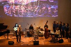 ジュエリーアイスの写真とともに上質な演奏が披露されたライブ