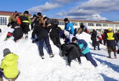 雪山掘って宝探し　しゃっこいフェスにぎわう　浦幌