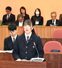 廃校活用やコミバス利便向上を　池田高生が町長に一般質問　高校生議会