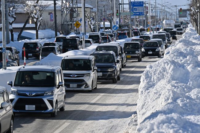 【写真】市内、大雪で大渋滞相次ぐ