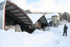 大雪でＤ型ハウスつぶれる　豊頃町の酪農業杉岡さん