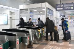 特急の運行が再開し、改札を通る乗客ら（６日午前９時半ごろ、ＪＲ帯広駅）