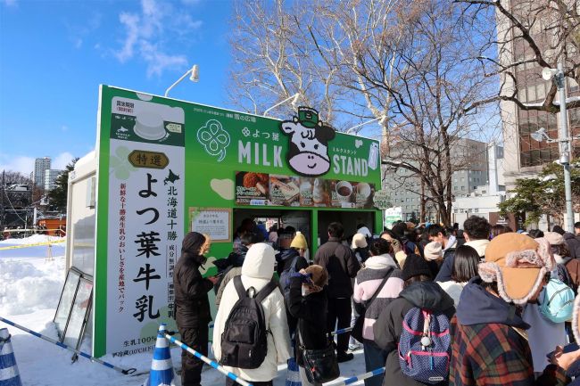 【写真】さっぽろ雪まつり会場で十勝産牛乳大人気　よつ葉がブース出店～こぼれ話