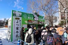 さっぽろ雪まつり会場で十勝産牛乳大人気　よつ葉がブース出店～こぼれ話