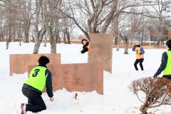 相手の陣地を目指して勝負する参加者ら