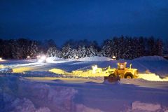 彩凛華の再開に向けて会場付近の駐車場では除雪作業が行われている（５日午後５時半ごろ、十勝が丘公園ハナック広場の駐車場）