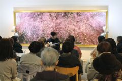 美術作品に囲まれながら演奏する倉前さん