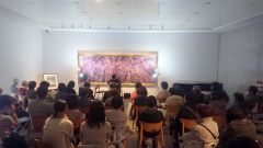 美術作品に囲まれながら演奏する倉前さん