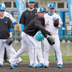 春季キャンプの守備練習で汗を流す日本ハムの杉浦稔大（中央、６日、沖縄・エナジックスタジアム名護）