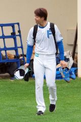 春季キャンプでブルペン投球を終えて引き揚げる日本ハムの杉浦稔大（６日、沖縄・エナジックスタジアム名護）