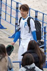 春季キャンプでファンの声援に笑顔を見せる日本ハムの杉浦稔大（６日、沖縄・エナジックスタジアム名護）