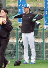 春季キャンプでチューブを使い準備運動をする日本ハムの杉浦稔大（６日、沖縄・エナジックスタジアム名護）