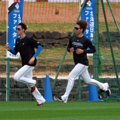 春季キャンプでサブグラウンドを走り込む日本ハムの杉浦稔大（６日、沖縄・エナジックスタジアム名護）