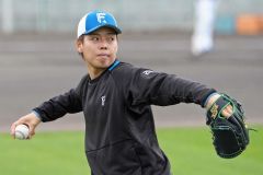 春季キャンプでキャッチボールをする日本ハムの杉浦稔大（６日、沖縄・エナジックスタジアム名護）