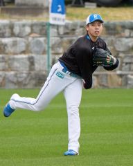 春季キャンプでキャッチボールをする日本ハムの杉浦稔大（６日、沖縄・エナジックスタジアム名護）