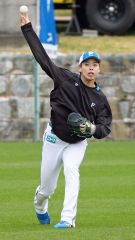 春季キャンプでキャッチボールをする日本ハムの杉浦稔大（６日、沖縄・エナジックスタジアム名護）