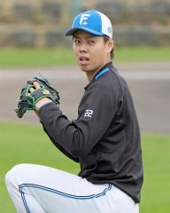 春季キャンプでキャッチボールをする日本ハムの杉浦稔大（６日、沖縄・エナジックスタジアム名護）