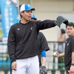 春季キャンプの練習中にげきを飛ばす日本ハムの杉浦稔大（６日、沖縄・エナジックスタジアム名護）