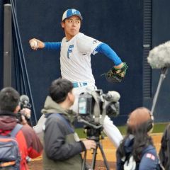 春季キャンプの第２クール初日にブルペンで投げ込む日本ハムの杉浦稔大（６日、沖縄・エナジックスタジアム名護）