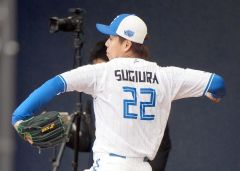 春季キャンプの第２クール初日にブルペンで投げ込む日本ハムの杉浦稔大（６日、沖縄・エナジックスタジアム名護）