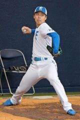 春季キャンプの第２クール初日にブルペンで投げ込む日本ハムの杉浦稔大（６日、沖縄・エナジックスタジアム名護）