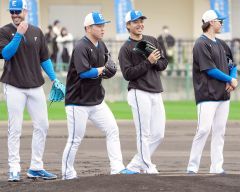 春季キャンプの守備練習で笑顔を見せる日本ハムの杉浦稔大（右から２人目、６日、沖縄・エナジックスタジアム名護）