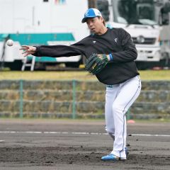 春季キャンプの守備練習で汗を流す日本ハムの杉浦稔大（６日、沖縄・エナジックスタジアム名護）