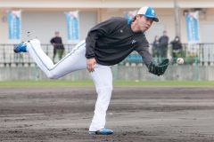 春季キャンプの守備練習で汗を流す日本ハムの杉浦稔大（６日、沖縄・エナジックスタジアム名護）