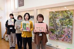 きくちさんの受賞を喜ぶ本別町図書館の田野副館長（右）ら職員