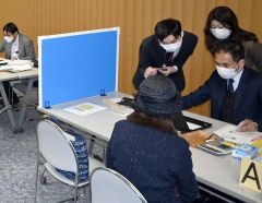 還付申告の相談に応じる会員の税理士ら