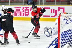 第１ピリオド、フランスゴールを襲うＦＷ志賀紅音（中央）＝金野和彦撮影