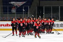 フランスに快勝し、笑顔でスタンドにあいさつをするスマイルジャパンの選手たち（金野和彦撮影