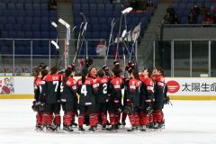 大事な初戦のフランス戦に快勝し、リンクの中央で気勢を上げるスマイルジャパンの選手たち