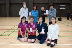 個人戦Ｂ上位入賞ペア。（前列左から）青木・後藤組、木幡正子・横山組。（後列左から）谷内・藤田組、渡邉・瀧川組