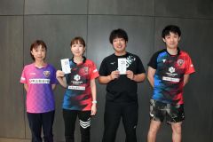 個人戦Ａを男女そろって制した北海道アスティーダの（左から）末広・寺尾組、松尾・三木組