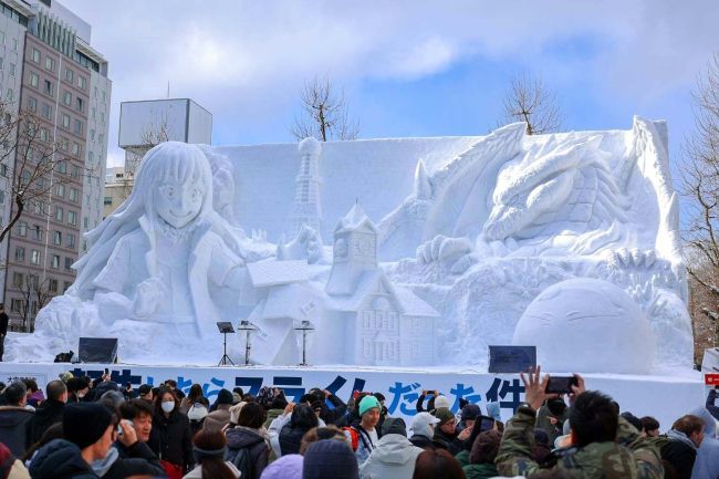 【写真】７５回目の雪まつり　高さ１２メートル迫力の「転スラ」～遊楽ナビ