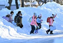 雪山の中　４日ぶり登校　帯広の小中学校、午前授業で再開 4