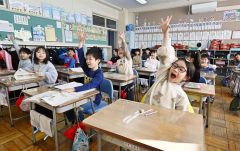 ４日ぶりの学校再開でで元気いっぱいに授業を受ける児童（７日９時２０分ごろ、帯広市の柏小で。塩原真撮影）