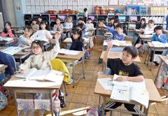 ４日ぶりの学校再開でで元気いっぱいに授業を受ける児童（７日９時２０分ごろ、帯広市の柏小で。塩原真撮影）