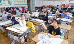 雪山の中　４日ぶり登校　帯広の小中学校、午前授業で再開 9