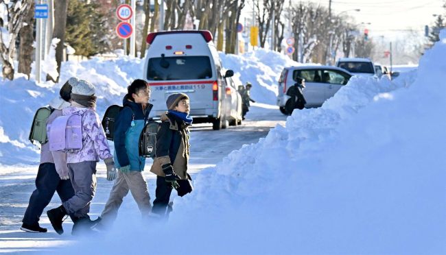 【写真】雪山の中　４日ぶり登校　帯広の小中学校、午前授業で再開